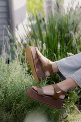 Sandalias marrones con plataforma forrada en cuero y cierre con velcro.