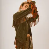 Chaqueta de cuero marrón con flecos en mangas, espalda y ruedo.