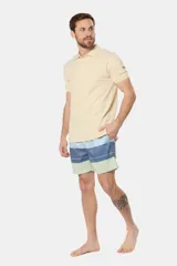 Short de baño celeste con rayas horizontales en tonos de azul y verde.