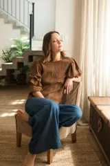 Blusa color marrón con spandex, mangas 3/4 con tres volados y puño elástico. Cierre con botón en la espalda.