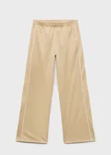 Pantalón de vestir color beige, de corte recto y tiro medio, con cintura elástica y bolsillos laterales. Presenta una raya vertical blanca a lo largo de la pierna.
