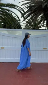 Vestido largo rojo de lino, con escote en V y corte en forma de U debajo del busto. De corte amplio y mangas cortas.