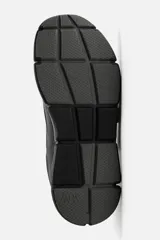 Zapatillas deportivas negras con capellada de tejido técnico transpirable y suela gruesa.