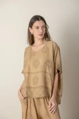 Blusa italiana suelta de lino color crudo con estampado al tono.