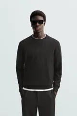 Jersey de hombre regular fit, color negro, tejido en hilatura de lana cashmere. Cuello redondo y manga larga con terminaciones en rib.