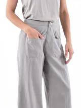 Pantalón ancho de tiro alto, color rojo, con grandes bolsillos frontales tipo parche y cierre de botón visible.