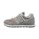 Championes urbanos New Balance modelo Classics Traditionnels, color gris con detalles en blanco, confeccionados en gamuza y malla, con logo "N" característico en los laterales y entresuela ENCAP.