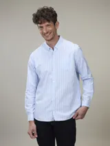 Camisa celeste a rayas verticales, de manga larga y corte clásico.