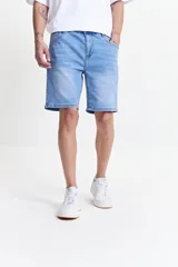 Bermuda de jean celeste, corte regular, con pasacinto.