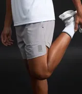 Bermuda deportiva masculina de poliéster, modelo running, color negro. Posee cintura elástica con ajuste interno, sin estampa y bolsillo trasero con cremallera.