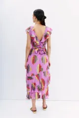 Vestido midi sin mangas de viscosa con jacquard en lurex multicolor. Escote en V con volados tanto en la parte delantera como en la trasera.