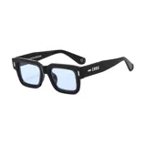 Gafas de sol unisex con montura cuadrada negra y lentes celestes.