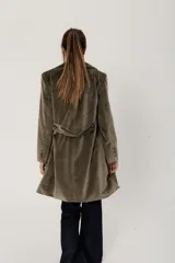 Chaqueta de terciopelo color verde oliva, con cuello solapa, doble botonadura y corte holgado.