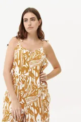 Mono largo de fibrana color camel con estampado abstracto en blanco, breteles finos y corte palazzo.