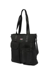 Cartera tipo tote de poliéster color negro, con doble asa corta de mano y correa larga extraíble ajustable para colgar del hombro. Tiene cierre superior y dos bolsillos delanteros, uno con solapa y otro con cierre.
