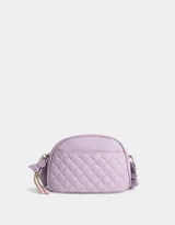 Bandolera lila de cuerina con diseño acolchado de rombos en la parte frontal y colgante de mariposa. Tiene correa regulable desmontable, acceso mediante cierre superior y bolsillo frontal con cierre.