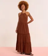 Vestido largo midi marrón con escote halter, espalda descubierta y falda con volados.