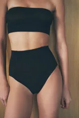 Braguita negra de tiro alto con cintura elástica y costuras marcadas.