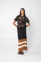 Camisa color crema de lino con pechera de crochet con motivos marinos y mangas cortas.