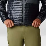 Campera azul con cierre frontal, cuello alto y bolsillo negro en el pecho.