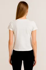 Remera gris con estampado de una estrella con animal print.