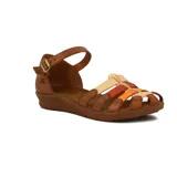 Sandalia casual de mujer con talón, puntera abierta y tira de cuero, en colores marrón y tonos cálidos.