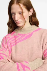 Sweater tejido en jersey con diseño de cebra en tonos beige y rosa.