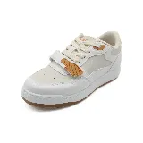 Zapatillas blancas con detalles en beige y marrón.