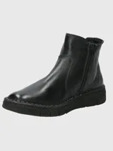 Botín Chelsea de cuero negro, estilo botineta, con elástico lateral y suela gruesa con costura visible en el borde.