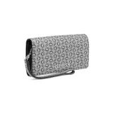 Billetera de mano Guess con estampado de logos G en tonos grises y detalles en negro. Incluye correa de muñeca extraíble y cierre con cremallera.
