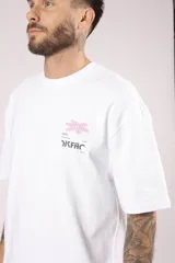 Remera blanca de algodón con estampado pequeño en el frente.
