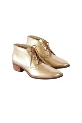Botines acordonados de cuero dorado metalizado con tacón bloque de 6 cm y cordones marrones.