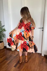 Vestido camisero midi con volados, estampado con hojas de colores y cierre frontal con botones.