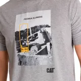 Remera gris de algodón con estampa frontal de una excavadora Caterpillar y el logo de la marca. Corte clásico y mangas cortas.