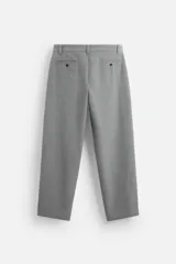 Pantalón gris de corte recto confeccionado en tejido con lana. Cuenta con bolsillos frontales y traseros de vivo con botón. Cierre frontal con cremallera y botón.