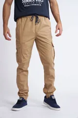 Pantalón cargo color beige con fit slim, elástico en la cintura, cordón de ajuste y puños en los tobillos.