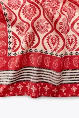 Pañuelo cuadrado de satén color rojo con estampado de cachemir y borde con diseño geométrico.