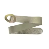 Cinto plateado con hebilla ovalada dorada.