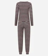 Conjunto de pijama femenino de dos piezas, compuesto por una blusa de manga larga con escote redondo y tres botones decorativos, y un pantalón largo con cintura elástica y puños ajustados. El tejido es rib con estampado de rayas horizontales en tonos oscuros y claros.