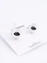 Aros plateados con forma de lágrima.