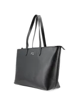 Cartera tipo shopper color negro, con textura símil cuero y logo metálico en el frente. Tiene doble asa de hombro y cierre superior con cremallera.