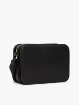 Bandolera Tommy Hilfiger negra con correa ajustable con logo de la marca.