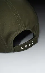 Gorra de cinco paneles color verde militar con visera negra y logo bordado en el frente.