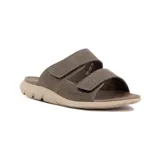 Sandalia de hombre color kaki (marrón grisáceo) con dos tiras ajustables mediante velcro y suela ergonómica bicolor (marrón y beige).