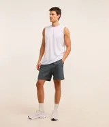 Bermuda deportiva masculina color gris, confeccionada en poliéster y elastano. Posee cintura elástica, cordón interno ajustable y estampa localizada refletiva.
