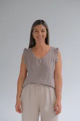 Musculosa color visón de lino italiano, con escote en V y volados en las mangas.