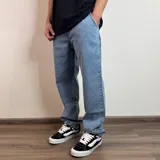 Pantalón de jean celeste con corte holgado.