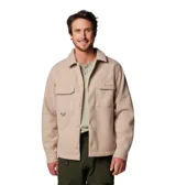 Camisa tipo chaqueta color beige, de corte recto, con cuello clásico, cierre frontal con botones y dos bolsillos de parche en el pecho. Tiene un anillo en D en el bolsillo izquierdo. Marca Columbia.