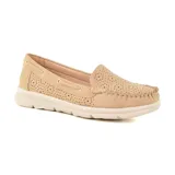 Mocasines color rosa claro con capellada perforada, detalle de cordones y suela blanca.