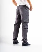 Pantalón cargo negro de algodón con spandex, corte clásico, bolsillos laterales con botón, bolsillos frontales y traseros.